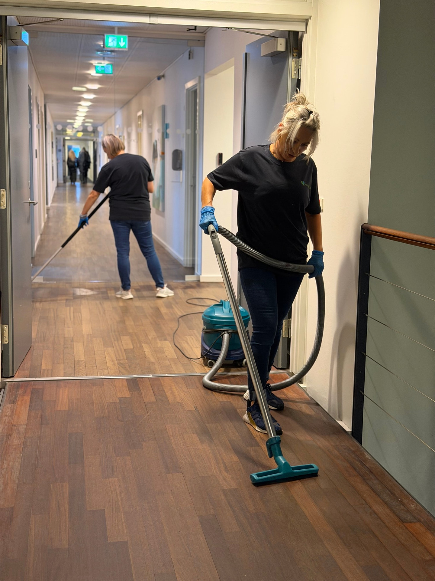 To medarbejdere fra Jydsk Miljø gør rent på en gang
